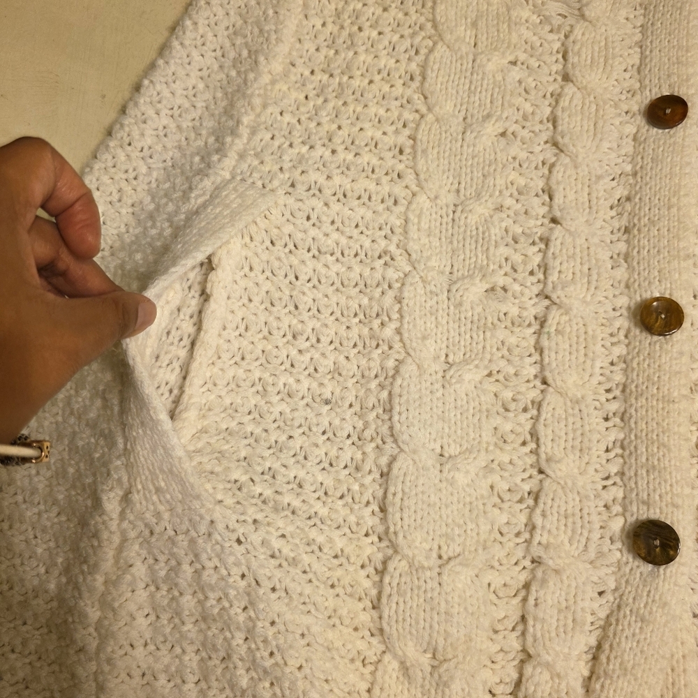 ✨ VINTAGE 70s Boho Cream Cable Knit Fringe Cape – Arm Openings – Cozy! - Picture 5 of 16